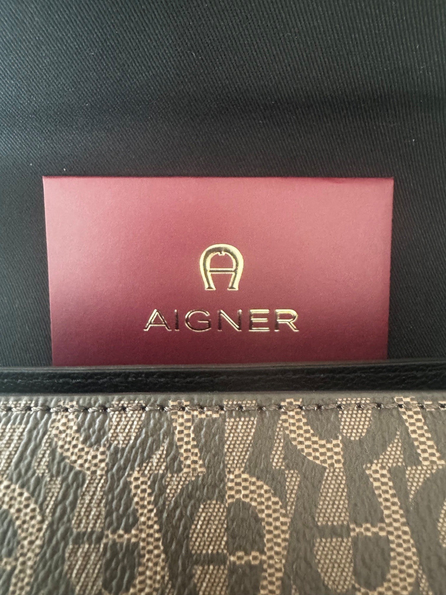 AIGNER Umhängetasche "Joy Icon" mit Logodruck