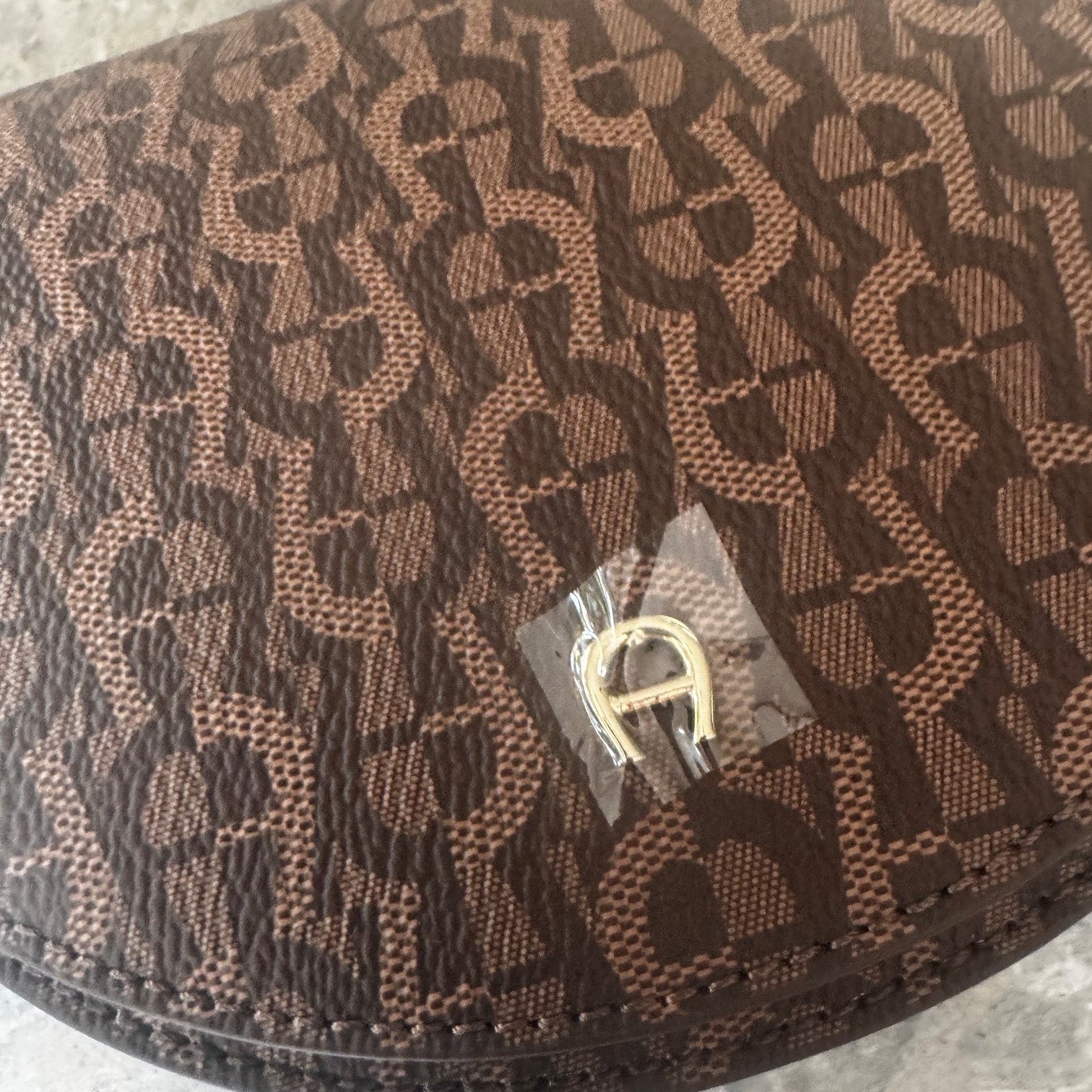 AIGNER Umhängetasche "Joy Icon" mit Logodruck