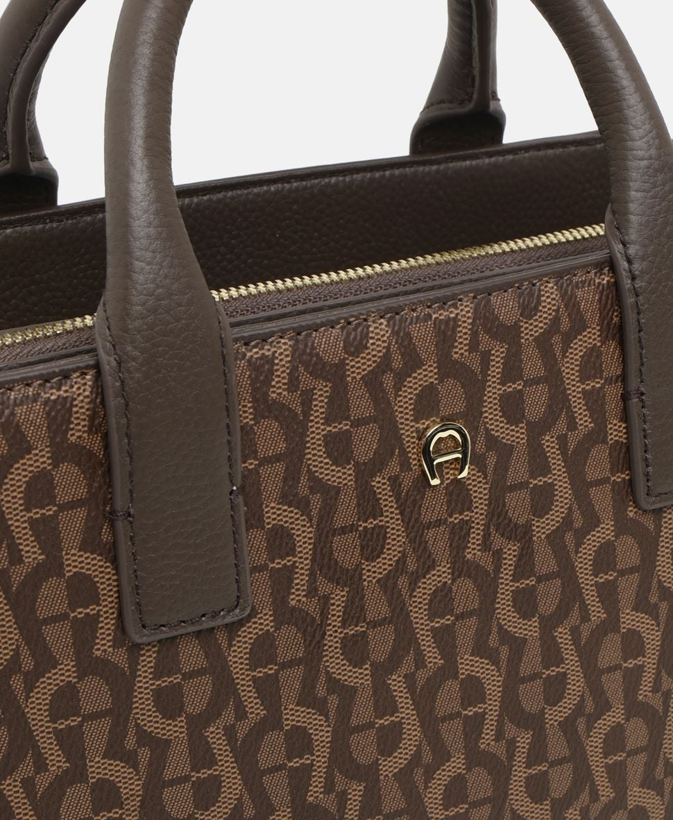 Detailaufnahme von Icon-Muster, Aigner-Emblem und Reißverschluss