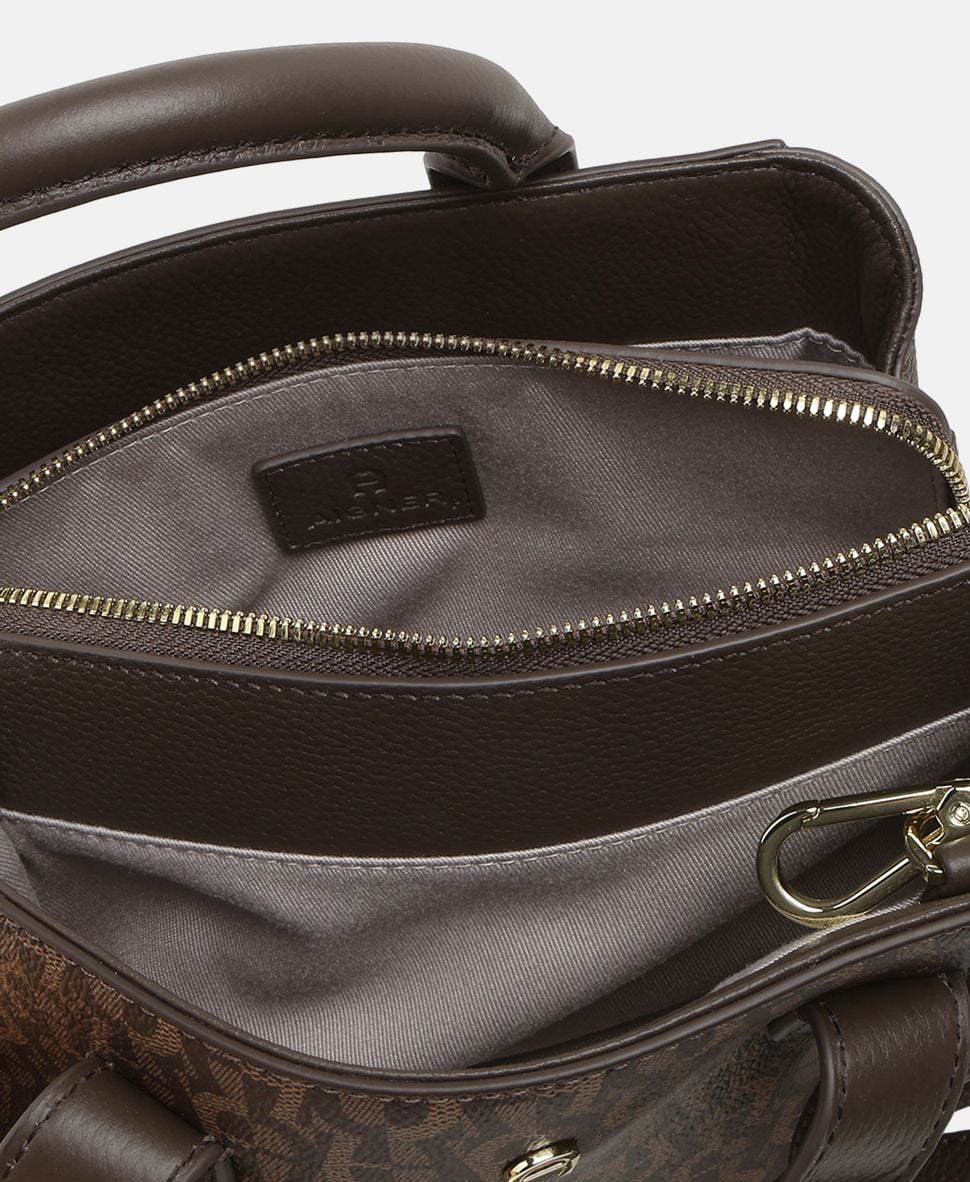 Innenansicht der Aigner Handtasche mit geöffnetem Reißverschluss