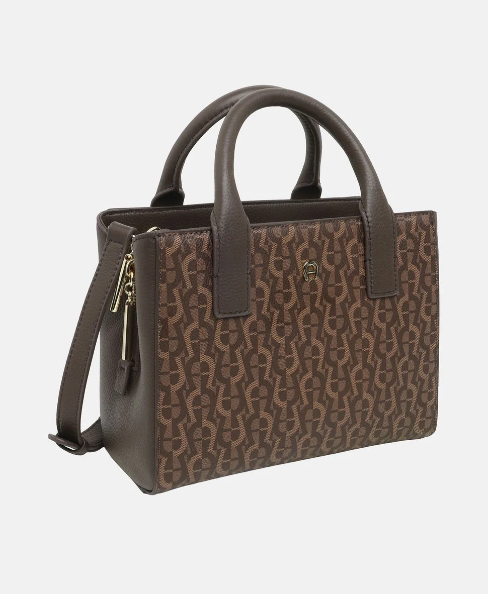 Aigner Handtasche in Braun mit Icon-Muster, schräge Gesamtansicht